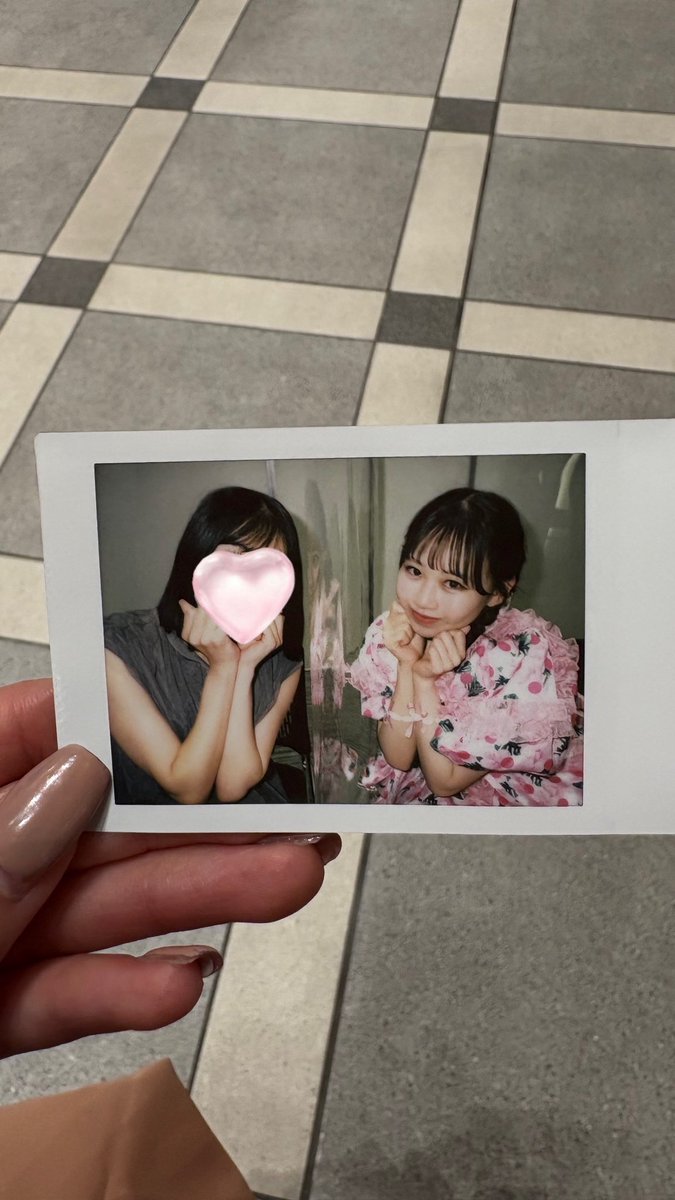 載せ直し🙂‍↕️
一年ぶりのチェキ😽♡
伝えたいこといっぱいあったのにテンパった💦
頑張りすぎず、時には立ち止まって良いんだよ😭いつも本当にありがとう🙂‍↕️
上海行くかも！って言ったらえー❗️来てくれるのーってきゅるきゅるしてた🥹

#今日のかれんたん 
#松本かれん