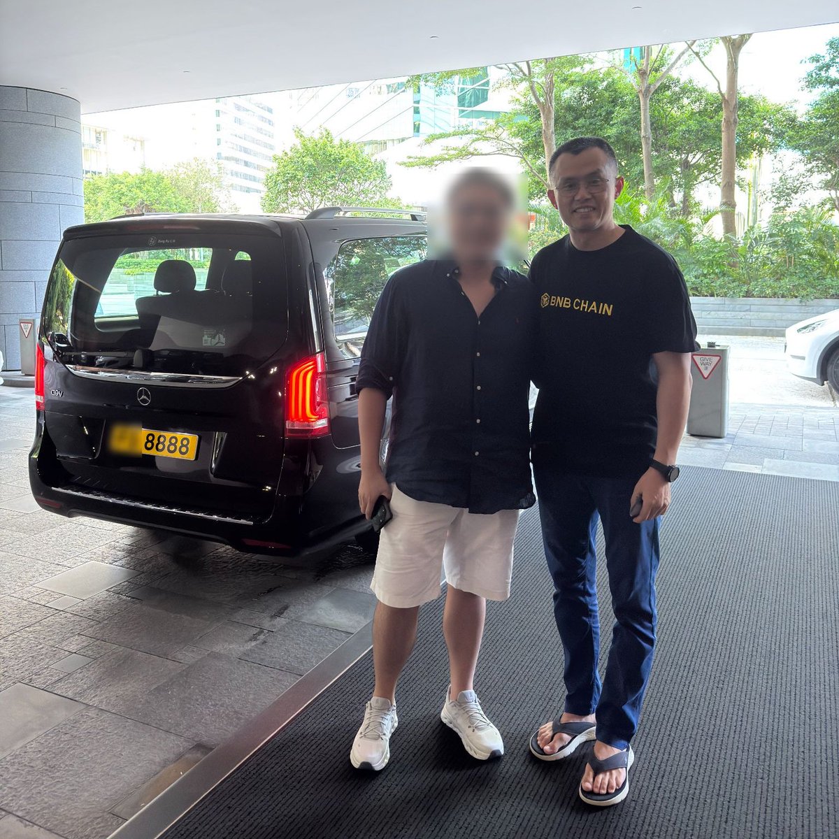 cz_binance's tweet image. Serendipity in HK. 😆

I don&apos;t know the guy. He asked for a selfie. As usually, I say yes.
I don&apos;t know the car or who owns it. Never sat in it. It was just there. 🤷‍♂️
