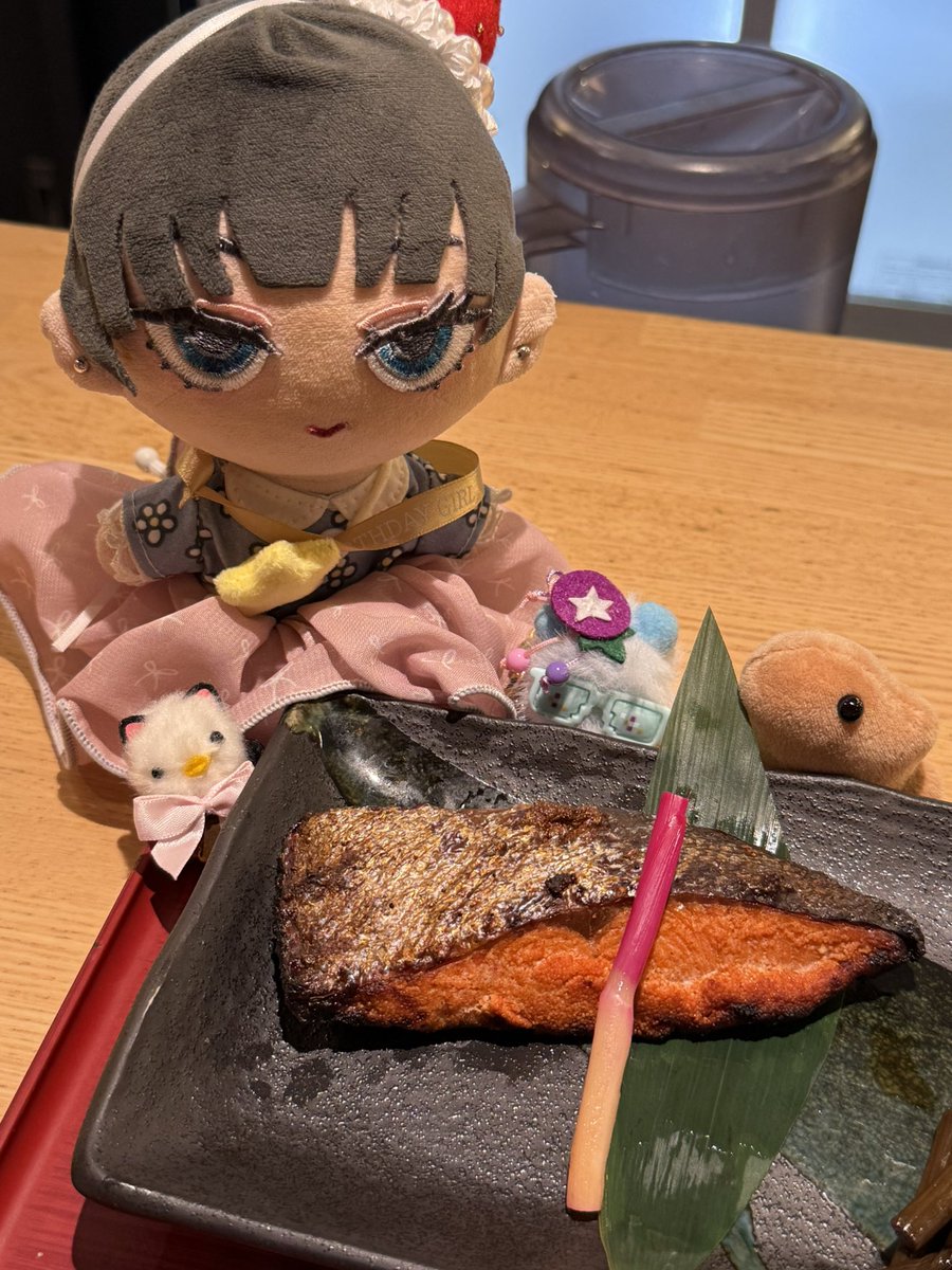アフターは雛の横顔すぎるカヌレ屋さんに行き、👓🐥の好物のフュージョンである鮭明太をたべました♡