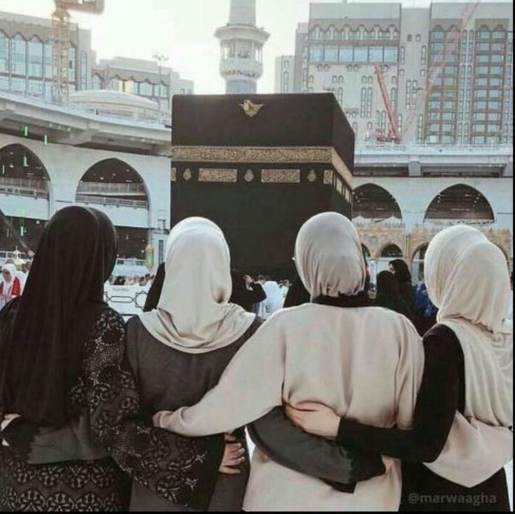 RumaisaSyed1's tweet image. قرآن مجید  کے احکامات کے مطابق زندگی بسر کرنے والی خواتین نایاب ہو چکی ہیں 
جن پر فرشتے خوش آمدید کہتے ہیں دونوں جہانوں میں 
عزت و آبرو بڑی چیز ہے 
حیاء کی چادر کو محفوظ رکھنے والی بہنیں معزز و معتبر ہیں