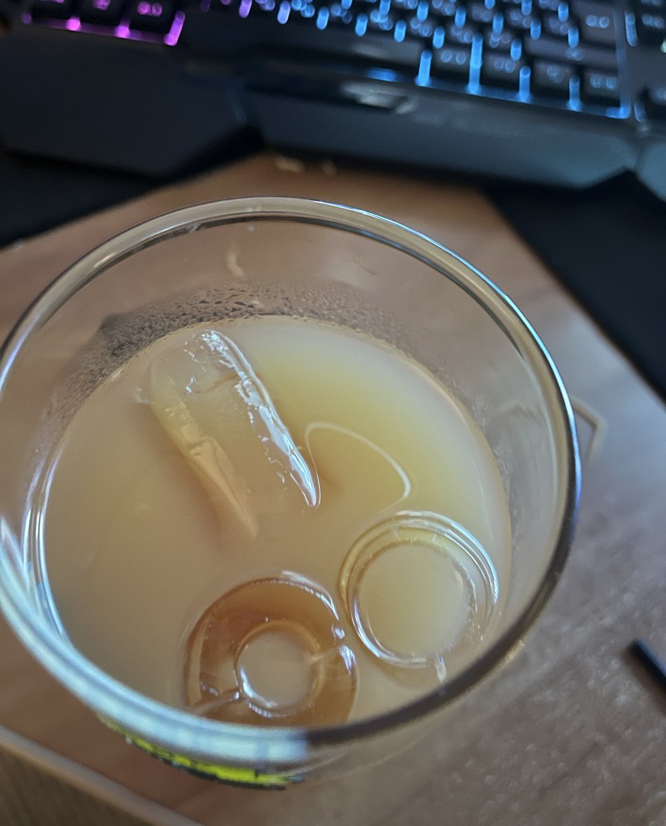 Кажется этот коктейль хочет мне что то сказать