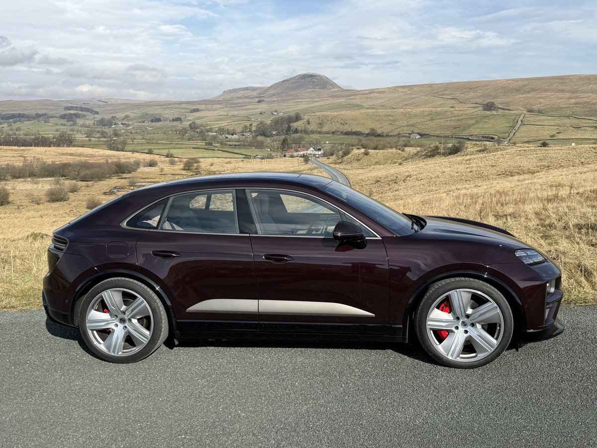 Macan Turbo Electric on test.

*Copper Ruby Metallic
*Price from £96,900
*As tested £118,761

*0-60mph in 3.3 seconds
*Official range 336 miles

Full review 👇🏽

yorkshiretimes.co.uk/article/Porsch…

<a href="/PorscheGB/">Porsche GB</a> 
#Porsche