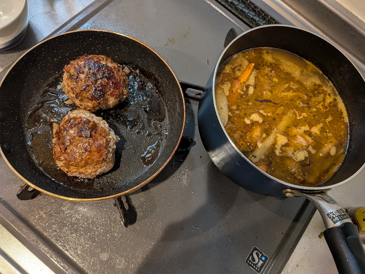 RyoKINO2's tweet image. 8月31日　夕食

●ハンバーグスープカレー
●イタリアンサラダ
●ツナアボカド

いつもの冷凍ハンバーグではなく、自分で拵えた手作りハンバーグ。
その甲斐あってか、いつもより美味そう。もちろんビールに合うのもスープカレー。

#晩酌の流儀4 
#スープカレー 
#ハンバーグ
#アボカド