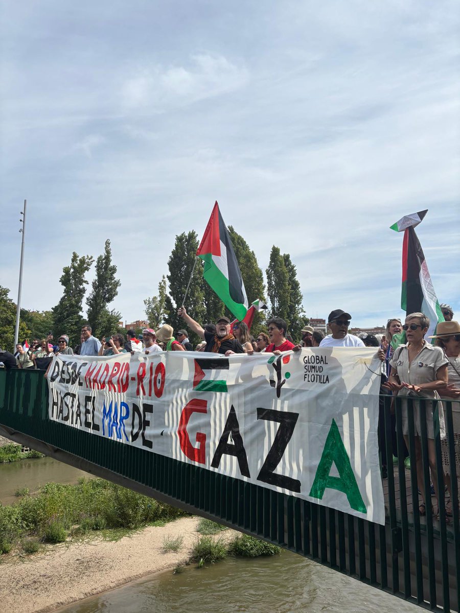BDS Madrid 🇵🇸 (@bdsmadrid) on Twitter photo 🏞️ Desde Madrid Río hasta el
🌊 Mar de Gaza en PALESTINA 🇵🇸
✌🏾Miles de personas en Madrid muestran su apoyo a la Flotilla Global Sumud.
Sí hay humanidad, lo que no hay son gobiernos a la altura que siguen siendo cómplices.
<a href="/MarchToGazaCH/">GlobalSumudFlotillaSwitzerland</a>
#GlobalSumudFlotilla
#FreePalestine 🍉🗝️ 🏞️ Desde Madrid Río hasta el
🌊 Mar de Gaza en PALESTINA 🇵🇸
✌🏾Miles de personas en Madrid muestran su apoyo a la Flotilla Global Sumud.
Sí hay humanidad, lo que no hay son gobiernos a la altura que siguen siendo cómplices.
<a href="/MarchToGazaCH/">GlobalSumudFlotillaSwitzerland</a>
#GlobalSumudFlotilla
#FreePalestine 🍉🗝️