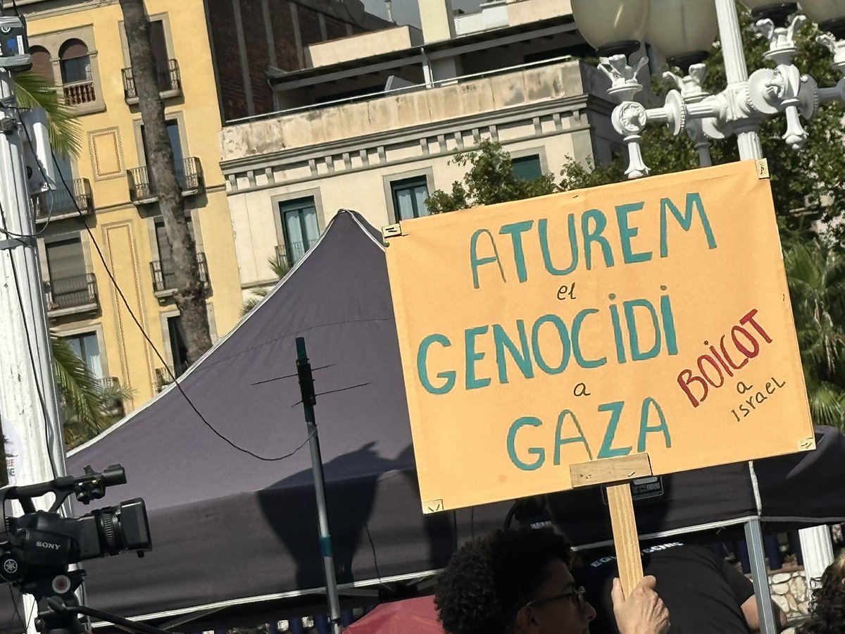 🇵🇸 La <a href="/cupnacional/">CUP Països Catalans</a> som al Moll de la Fusta per acomiadar la <a href="/GlobalSumudF/">Global Sumud Flotilla</a>. 

«Als Països Catalans lluitem per l'autodeterminació i la llibertat. Allà on hi hagi opressió i ocupació, cal respondre amb solidaritat internacionalista», <a href="/PlrCastillejo/">Pilar Castillejo</a>.

Reiterem el nostre compromís en