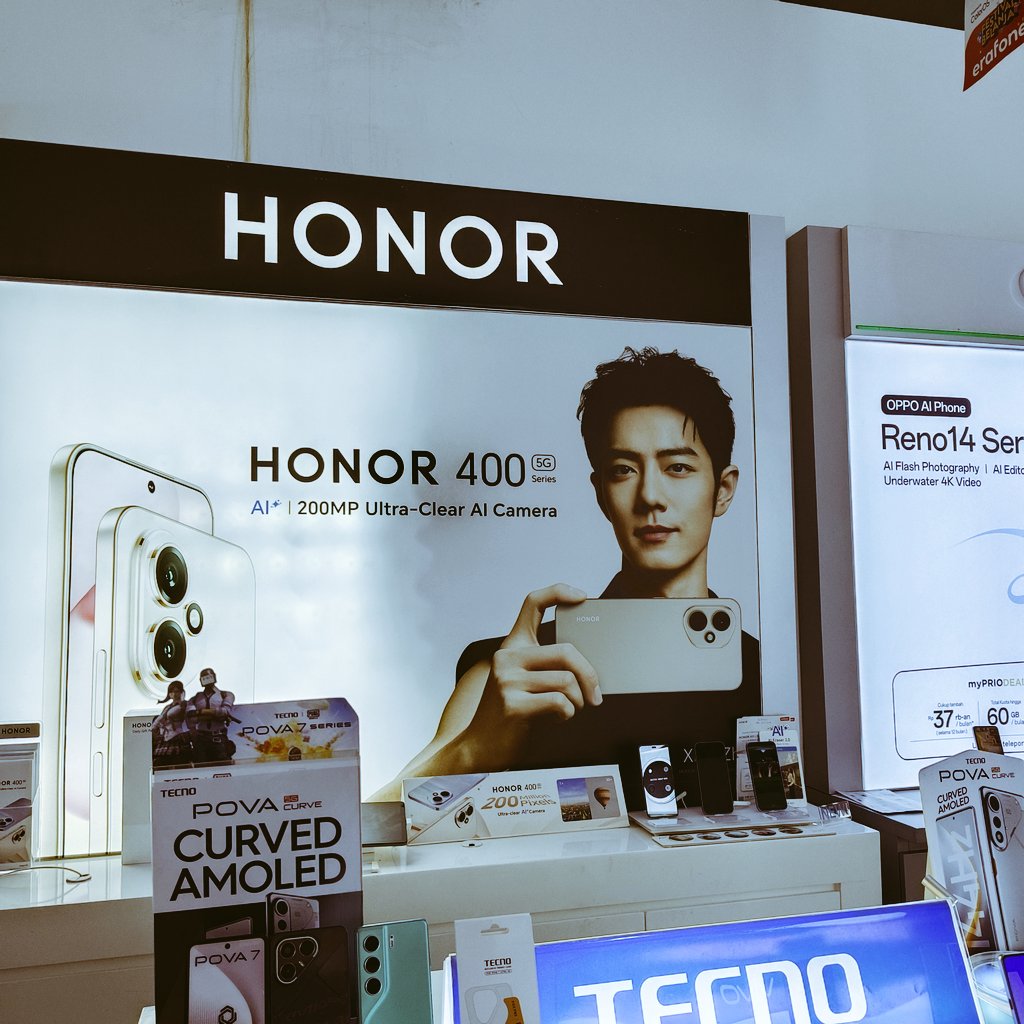 My neighbor is running a small mobile phone outlet and look what I found inside! ❤❤❤