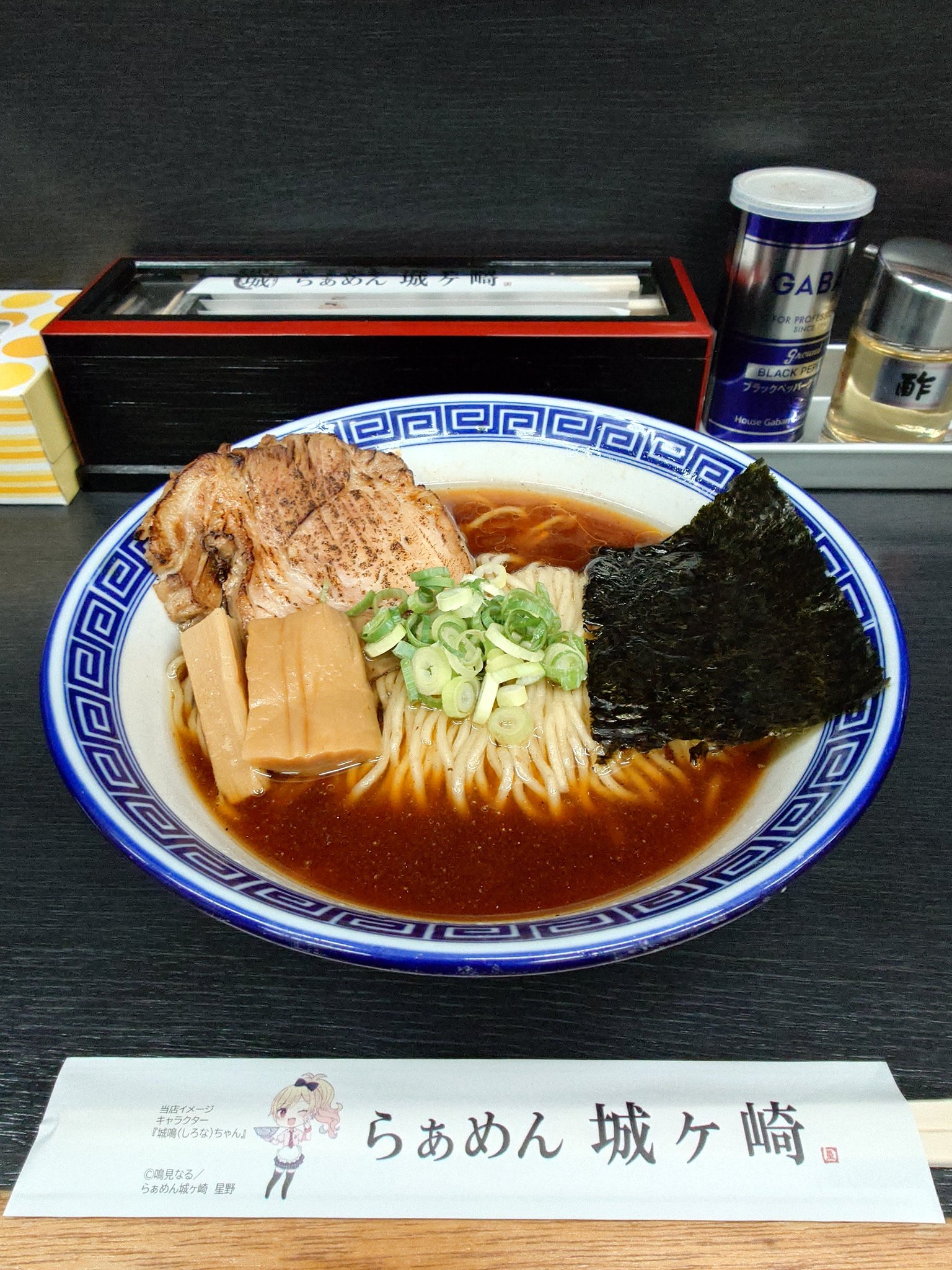 ラーメン2 Seven-Eleven's Jiro-style ramen, priced at 680 yen per