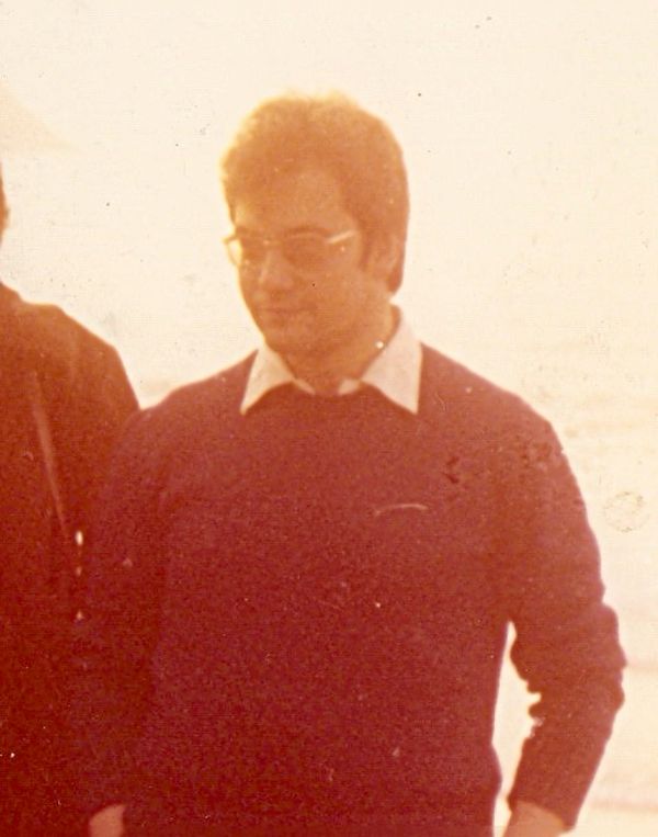 jonathanmartinz's tweet photo. El 31 de agosto de 1975, en Donostia, un policía asesinó a quemarropa al militante comunista Jesusmari García Ripalda por llevar una pancarta durante una protesta solidaria con Garmendia y Otaegi. Tenía 23 años. https://t.co/3Hl8yDrRoO