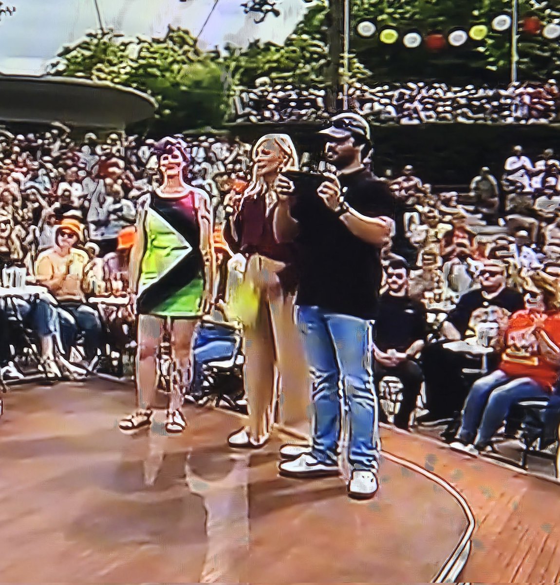 Er hat seine Switch mitgebracht, falls es langweilig wird.
#Fernsehgarten