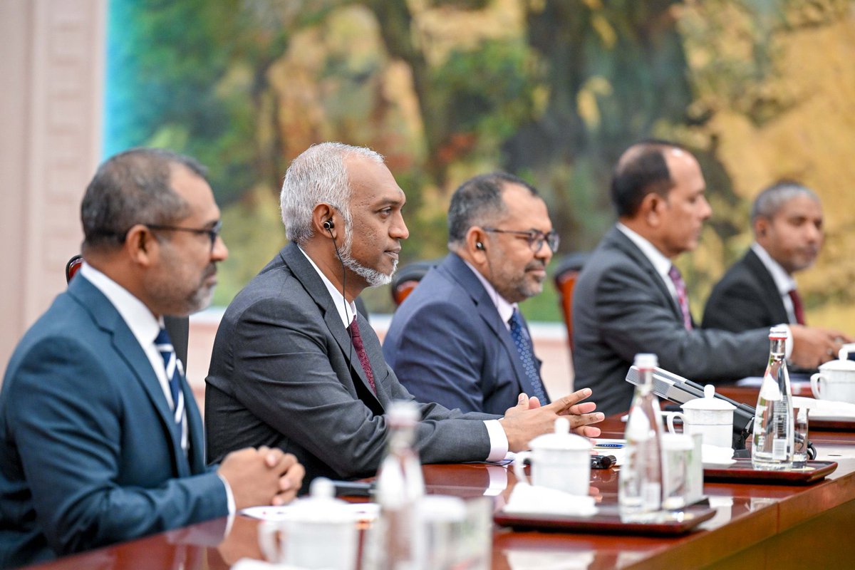 His Excellency President Dr <a href="/MMuizzu/">Dr Mohamed Muizzu</a> meets His Excellency President Xi Jinping, President of the People’s Republic of China, during his official visit to China. 🇨🇳 🇲🇻 

#MaldivesChina