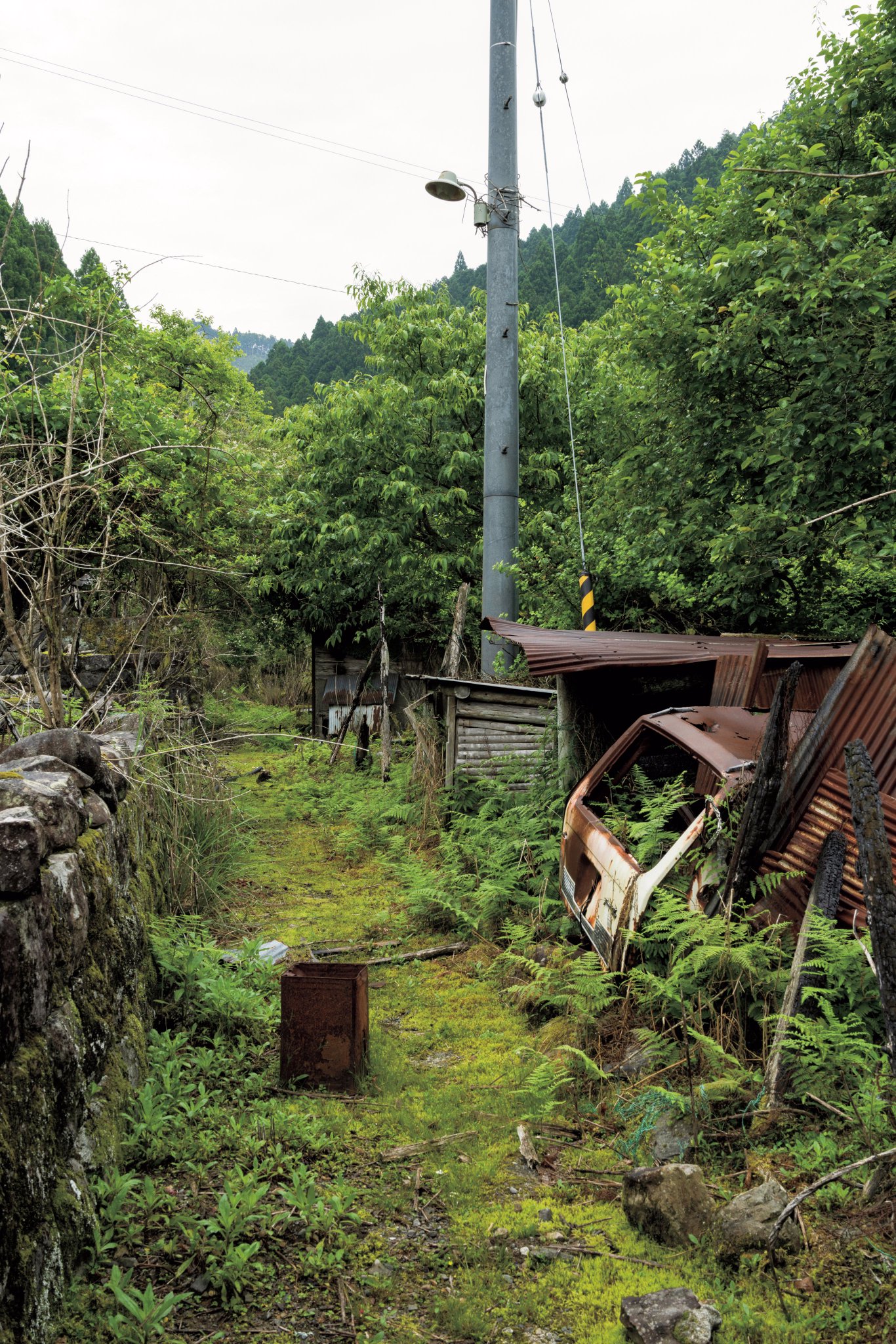 片西毅実「雪の岳」8号油彩,額無し,東峰美術旧蔵,心象的廃墟を描く 片西毅実「雪の岳」8号油彩,額無し,東峰美術旧蔵,
