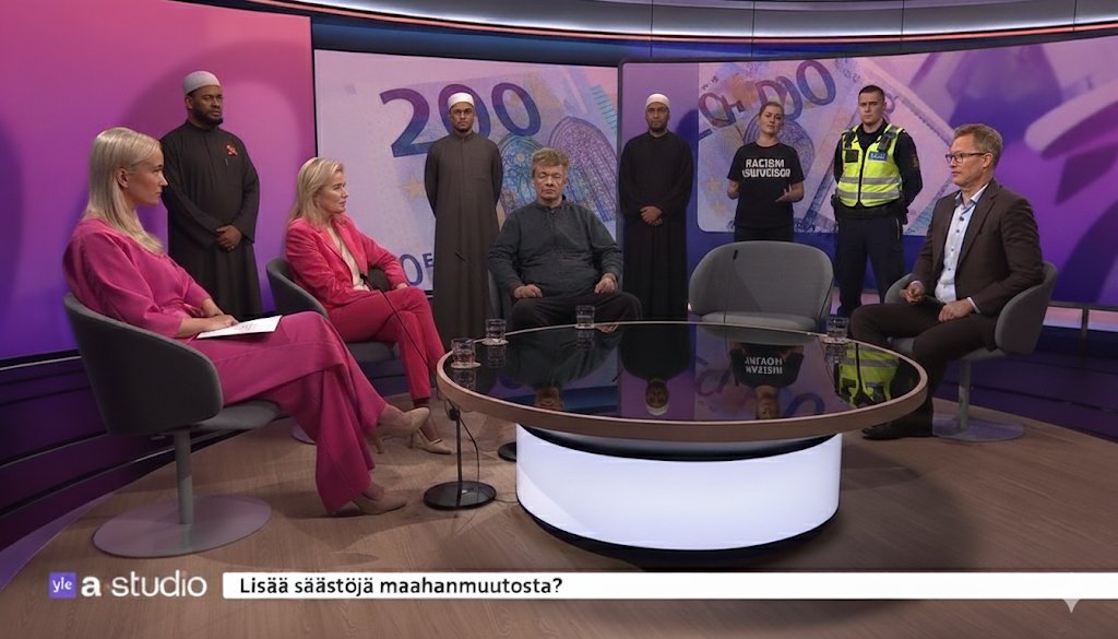 Yle uusii huomenna A-studiossa keskiviikon 27.8.2025 kohua herättäneen Keskisarja-keskustelun. 
Samalla otetaan käyttöön valvojat studioon, jotka varmistavat Yleisradion poliittisen linjan noudattamisen ja ettei studiossa sanota asioita, joista Yle pahoittaa mielensä.