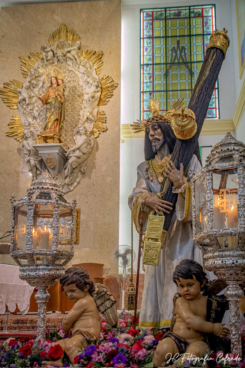El Nazareno y la Auxiliadora

<a href="/NazarenodeCadiz/">Nazareno de Santa María</a> 
<a href="/admacadizsdb/">María Auxiliadora Cádiz</a>