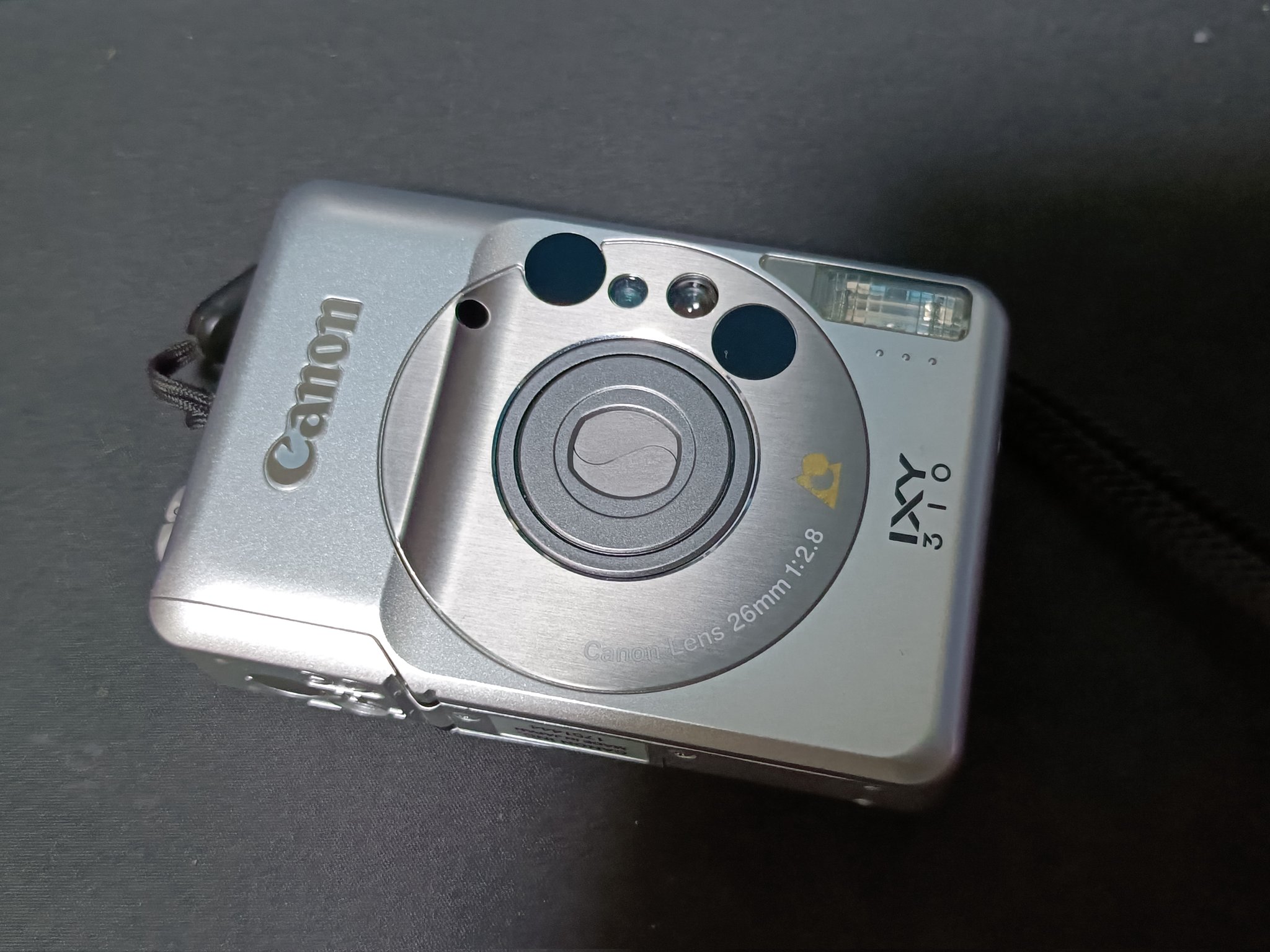 キャノンのAPSフィルムカメラ Canon EOS IXE APSフィルム対応の一眼レフカメラ。