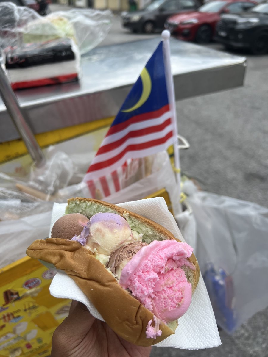 bytebot's tweet image. Malaysia celebrates 68 years of independence today. I didn’t see much fireworks at midnight. 

This is ice cream served between bread. It is very Malaysian. 🇲🇾