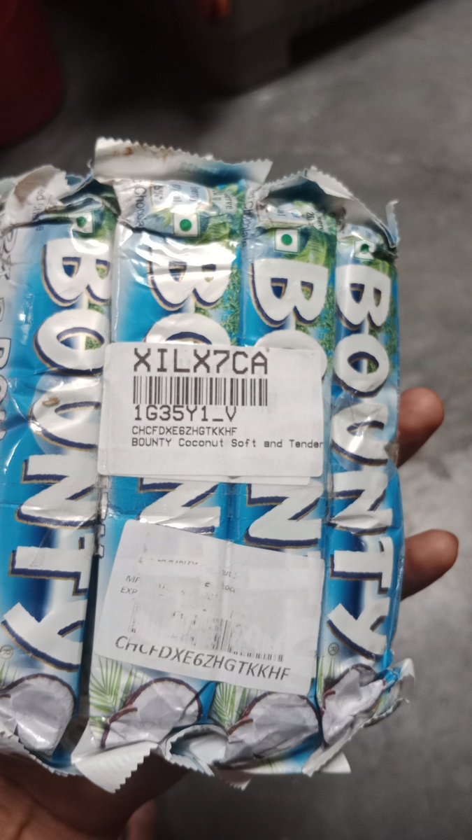 avidiv_09's tweet photo. @Flipkart i order bounty chocolate but recieved in this condition #flipkart #flipkartscam https://t.co/4FL1sAbGIc