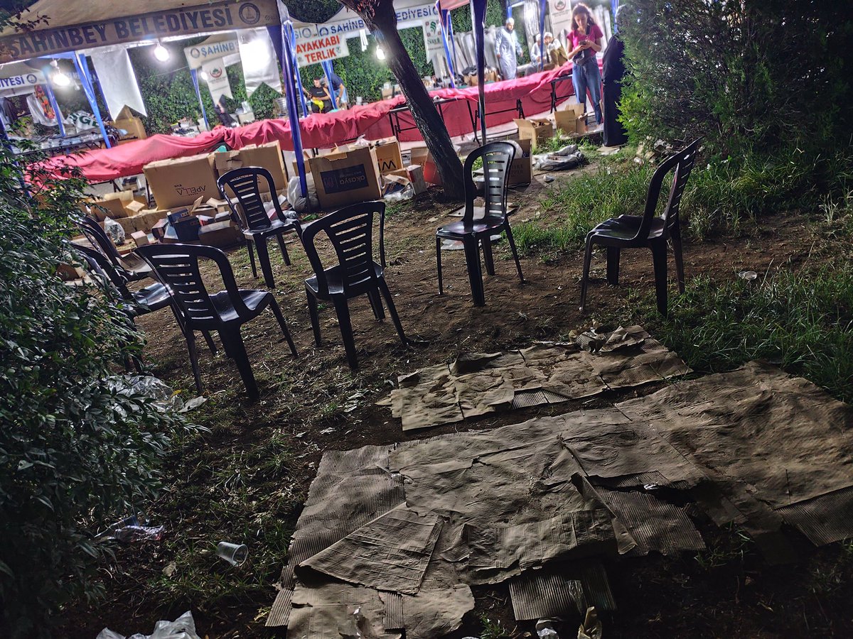 troyaberceste's tweet photo. @sahinbeybel   izin verdiğiniz etkinlikte her taraf bu şekilde pislik içinde, dün ailece güzel bir şekilde piknik bile yapamadık. Evet oturalım diye park bahçe yapıyorsunuz ama bu şekilde kirletilmesine göz yumuyorsunuz. Sorumlular ile iletişime geçtik temizlemeyecegiz dediler?? https://t.co/xBkbU1pINy