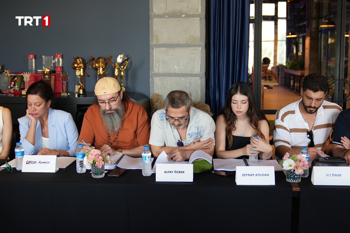 İlk buluşma tamam ❤️ Şimdi sırada ekranlar var! 

Taşacak Bu Deniz çok yakında <a href="/trt1/">TRT 1</a>’de!