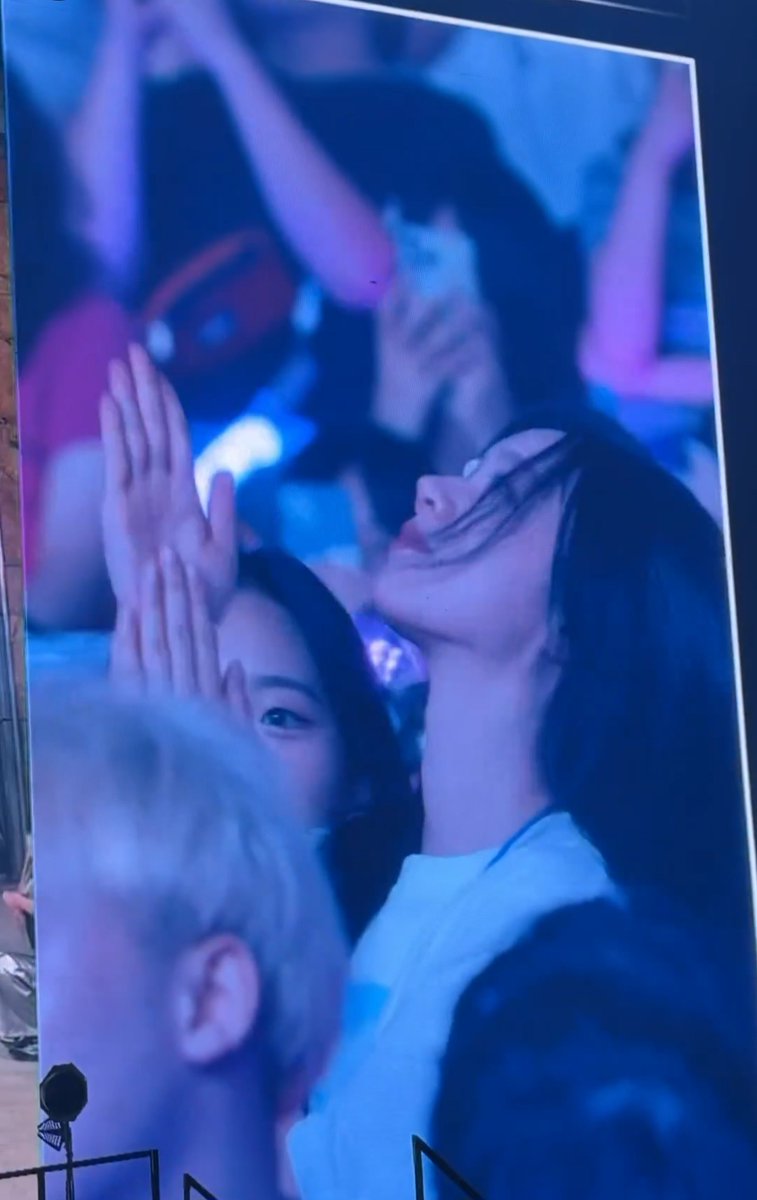 friendlystarter's tweet image. Trying to kill us with that long sexy neck and Adam's apple 🤧🫠

#Hyeri #LeeHyeri