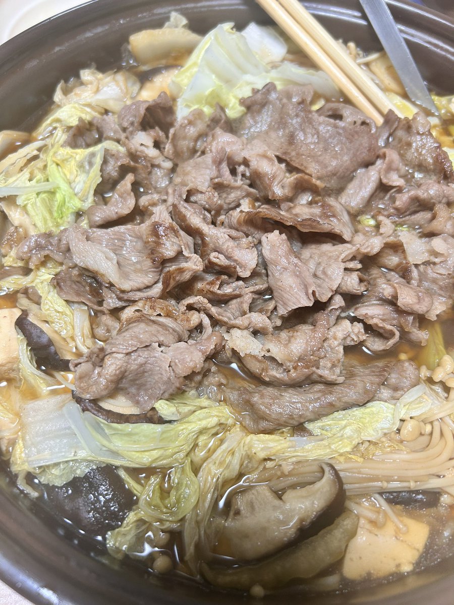 guratan_blue's tweet photo. 今日は頂いた黒毛和牛で、すき焼きを作りました！
脂がのってて柔らかくて最高に美味しいです…😍 https://t.co/jIvYfOOyek