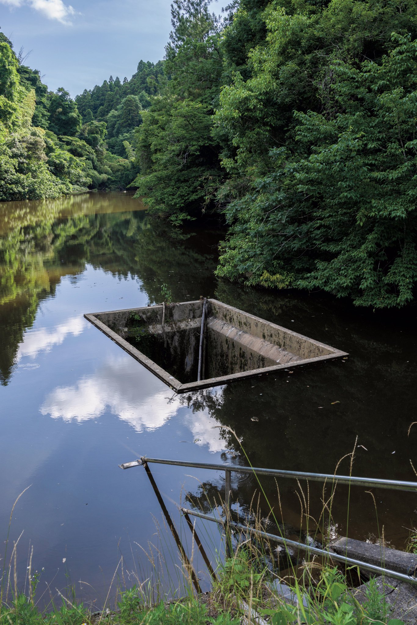絶版 初版本 美品 墟 真夏の列島 縦断97ヶ所!! 廃墟 写真集 デザイン 廃墟の美しさに魅了される写真集『世界でいちばん美しい廃墟