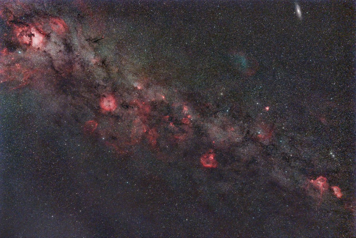 これも仙台平で撮影した秋の天の川で、Tamron35mmF1.4(F2.2に絞り)/EOS RP/IDAS NB12の組み合わせです。（傾斜被り補正がいまいちでノイズも多いですが）
このにぎやかな構図も毎年の様に撮っています。
広角で撮影し、それをみながら「次はここを狙うか」と思いを巡らすのがいつものパターンです。