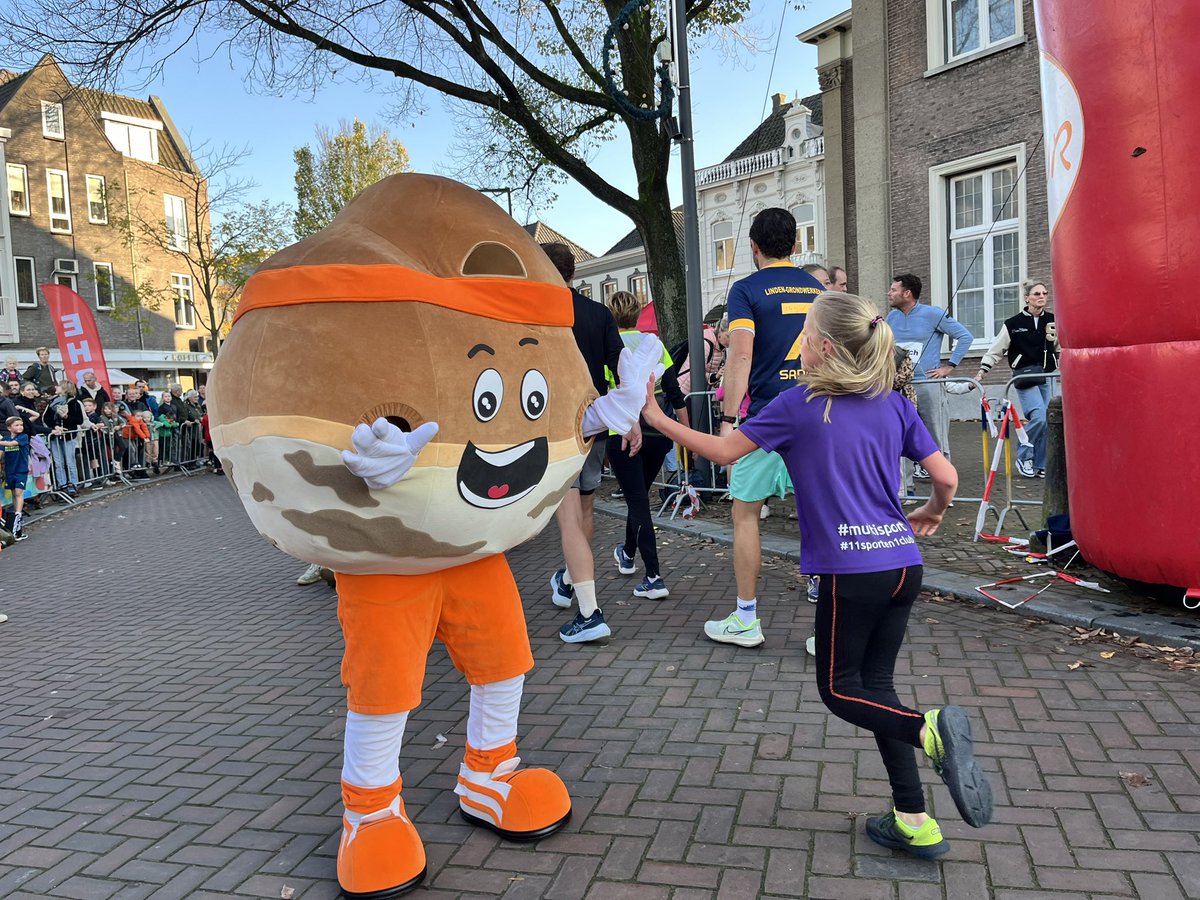 krollenloop's tweet image. De inschrijving voor de lekkerste loop van Brabant is weer geopend! Schrijf je snel in; de startbewijzen gaan als zoete krolletjes over de toonbank. Ben jij erbij op zondag 2 november? 🏃🏽‍♀️🏃🏼‍♂️Ga snel naar krollenloop.nl