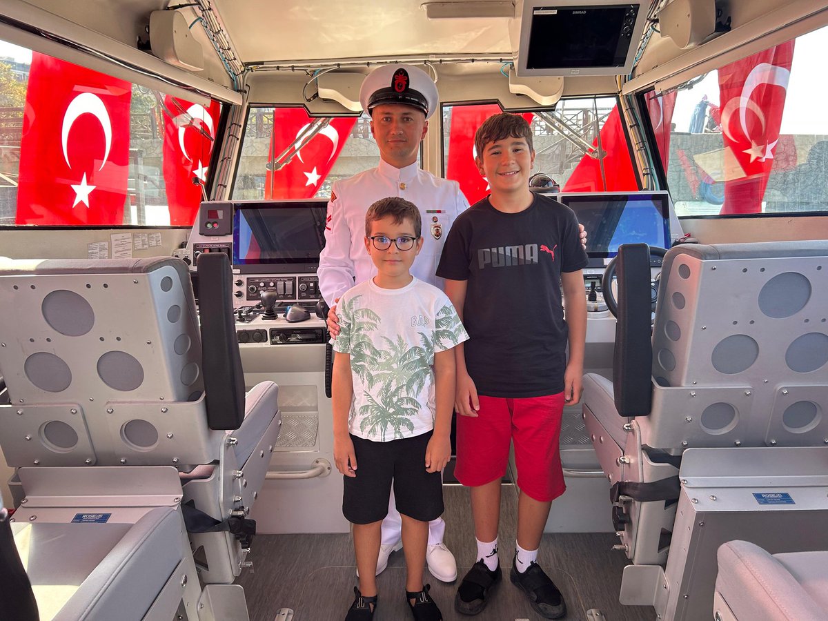 sahilguvkom's tweet image. "30 Ağustos Zafer Bayramı" etkinlikleri kapsamında Karadeniz, Marmara, Ege ve Akdeniz'de ziyarete açılan Sahil Güvenlik Komutanlığı bağlısı unsurlarımızda vatandaşlarımızla bir araya geldik. 🇹🇷
#30Ağustos
#ZaferBayramı
#SahilGüvenlik