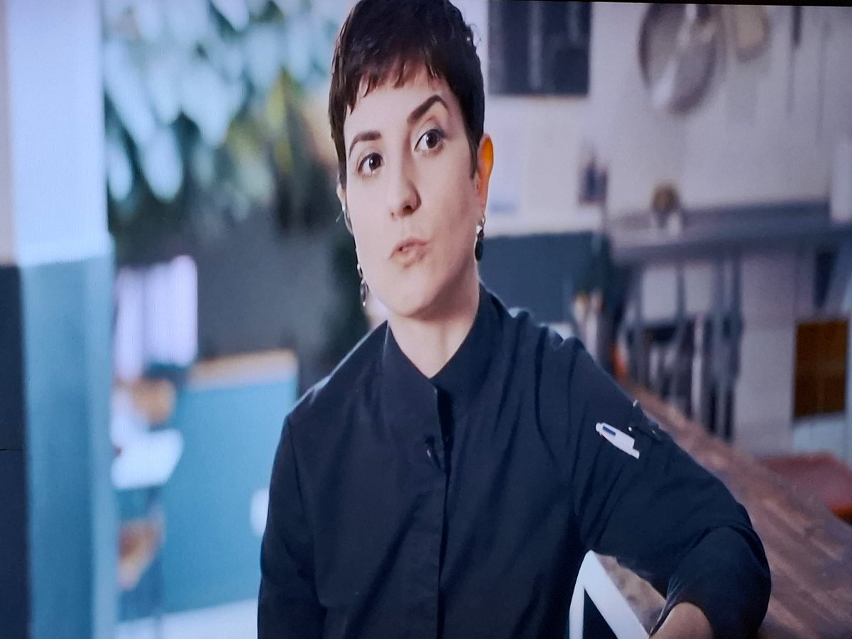 laurence1119436's tweet image. #France2 #DelaHousse le #13h15 Cette JF témoigne des #torture subies en #cuisine #bizutage #harcèlementmoral 
On lui pose une cuillère brûlante sur le bras à la moindre erreur 
Des cuillère son laissée sur la plancha dans ce but 
Enfermement 10 mn dans le congélateur