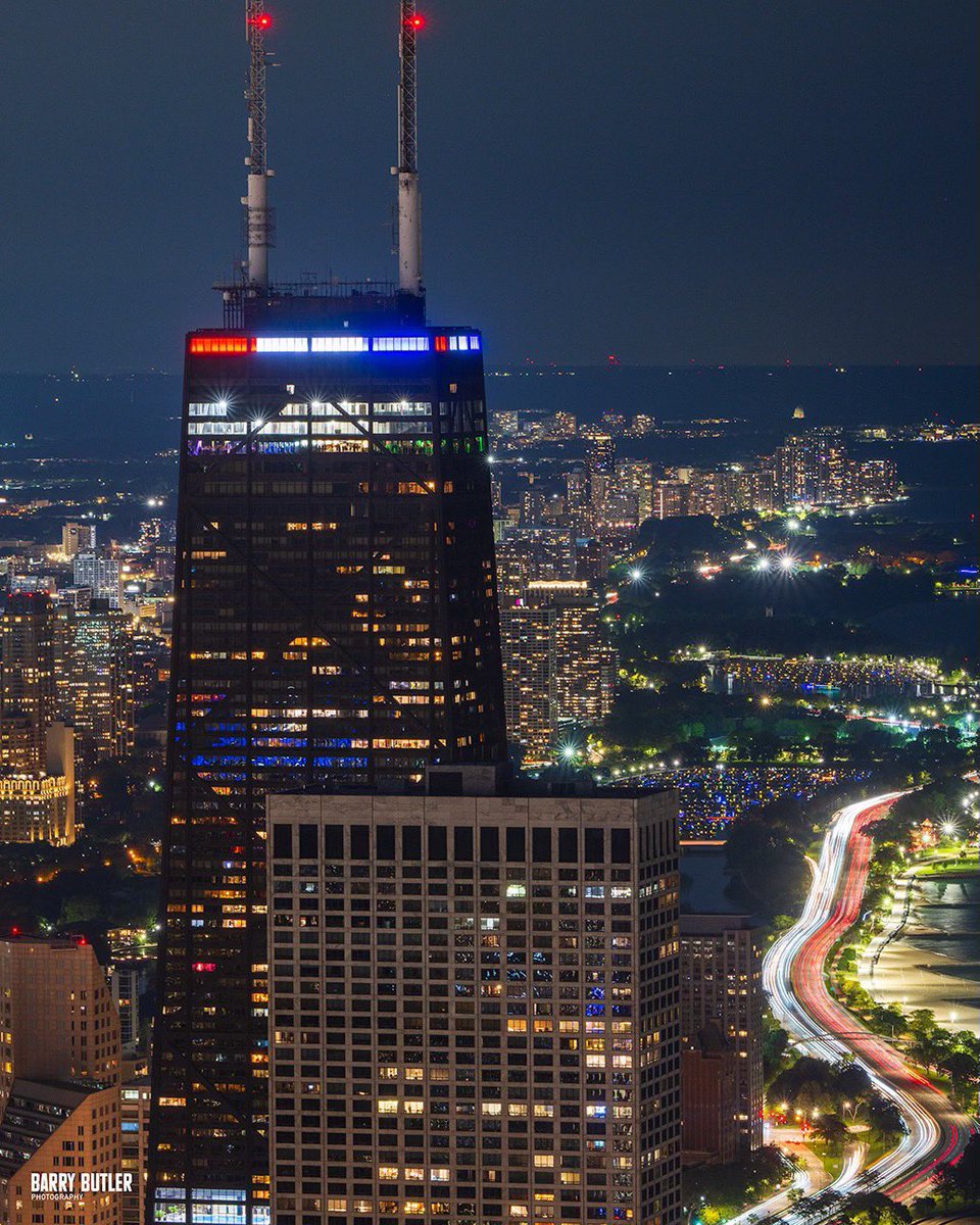 barrybutler9's tweet image. Lights for Labor Day.  The Hancock sports red, white and blue on Saturday night in Chicago. #LaborDayWeekend