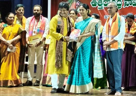 UttarandhraNow's tweet photo. విశాఖ నగరంలో గల కళాభారతి లో,వైభవంగా ప్రారంభమైన ఉత్తరాంద్ర సాహితీ సంస్కృతిక ఉత్సవాలు.
ఆంధ్ర సరస్వత పరిషత్తు అధ్యక్షులు డాక్టర్ గజల్ శ్రీనివాస్ సారధ్యంలో, ఉత్తరాంధ్ర జిల్లాల శాఖల ఆధ్వర్యంలో ప్రారంభమైన సాహిత్య, సంస్కృతిక ఉత్సవాలు.
#gajalsrinivas #kalabharathi #andhrapradesh #uanow