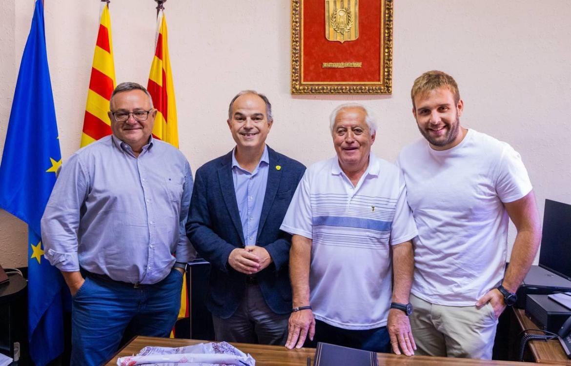 JuntsXCat's tweet image. 📸 El secretari general @jorditurull ha visitat Castellar de n’Hug amb l’alcalde Salvador Juncà i ha assistit a la 61ena edició del concurs internacional de gossos d’atura. 

👉 També ha pogut signar el llibre d’honor de l’Ajuntament. 

👥 L’han acompanyat el vicepresident del…