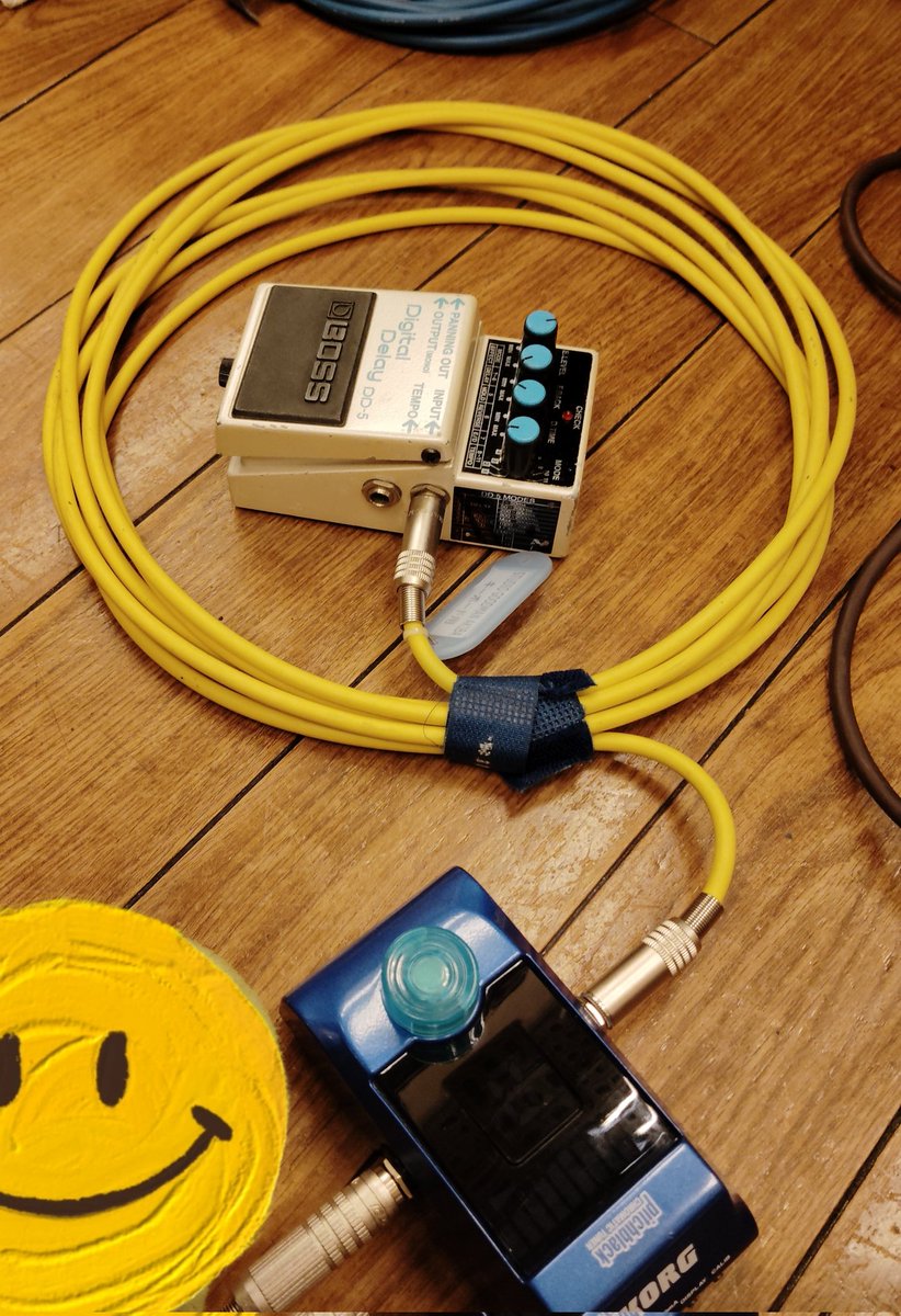 oobanobuhito's tweet image. この画像はエリトリVo.Gtの遊佐エリの足元なんですが…
パッチケーブルが長すぎーーー(叫)!!!!!
#エフェクター
#パッチケーブル
#日本一長い