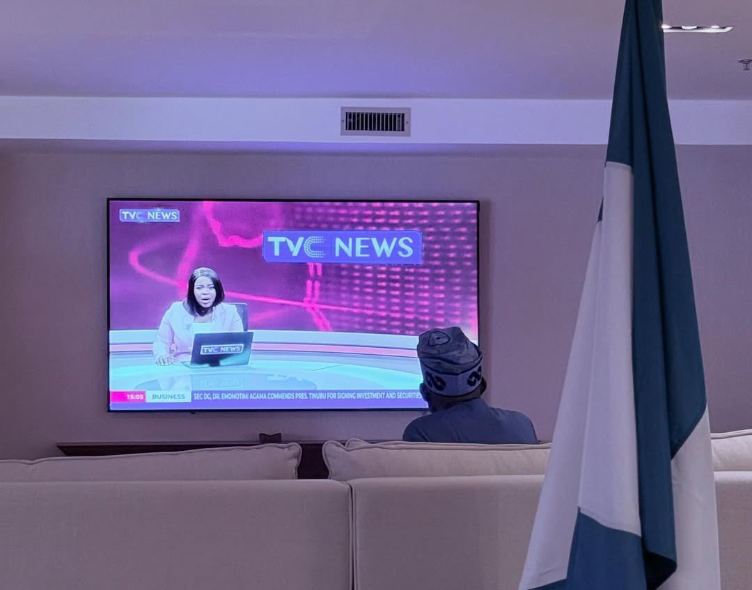 The_socialistt's tweet image. If Bola Ahmed Tinubu is your President, retweet and drop ur handle let's follow each other

Bola Tinubu follow train 🦇🦇🦇

Thursday Progressive follow train