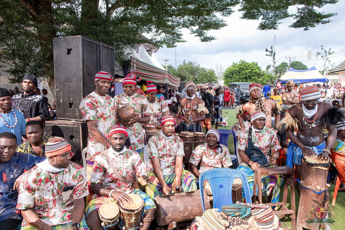 GOV. OTTI COMMENDS EZE LINUS MBAH FOR PRESERVING IGBO CULTURE, APPROVES CONSTRUCTION OF IHECHIOWA ROAD.

Abia State Governor, Dr. Alex Otti, OFR, has commended the Chairman, Abia State Council of Traditional Rulers, Eze Linus Nto Mbah for preserving the Igbo culture.

Governor