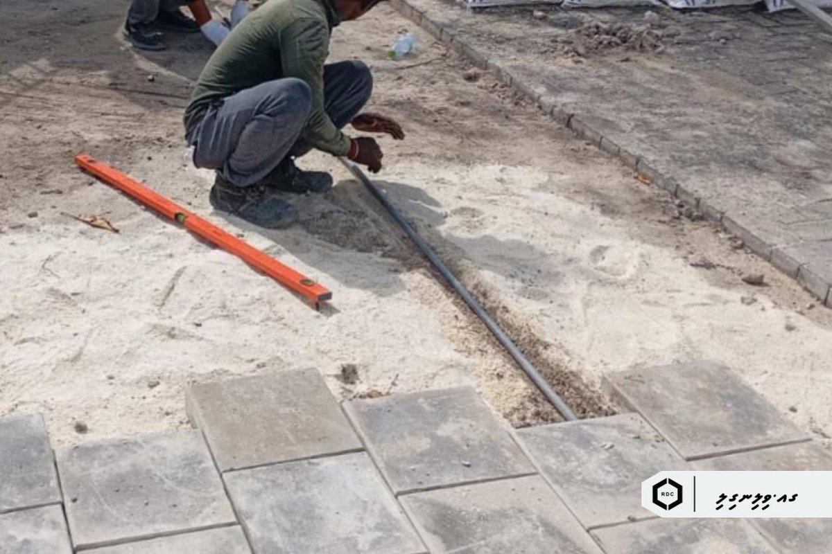 މި ކޯޕަރޭޝަންގެ އިޖުތިމާއީ ޒިންމާގެ ދަށުން ގއ. ވިލިނގިލި ކައުންސިލްގެ އެދުމުގެ މަތިން ދެކުނު އަވަށު ކުޅި ކައިރީގައި ވޯލް ފައުންޑޭޝަން ކޮންކްރީޓްގެ މަސައްކަތް އަދި ބަނދަރުގައި ބެންޗް ޖެހުމުގެ މަސައްކަތް ދަނީ ކުރަމުން.

#TeamRDC