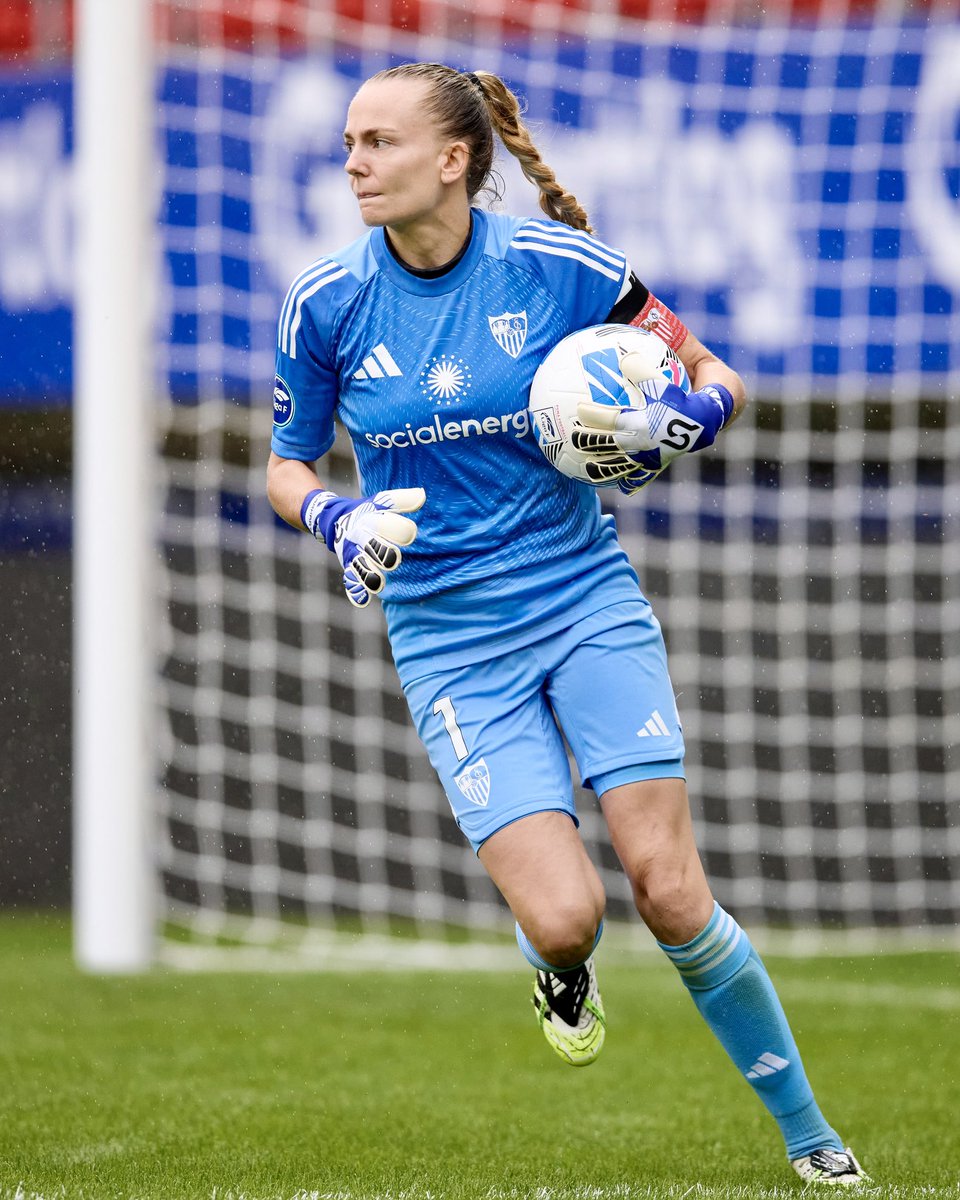 ©️ Capitana bajo palos

🧤 𝐄𝐬𝐭𝐡𝐞𝐫 𝐒𝐮𝐥𝐥𝐚𝐬𝐭𝐫𝐞𝐬

#LigaFMoeve | #EibarSevillaFC