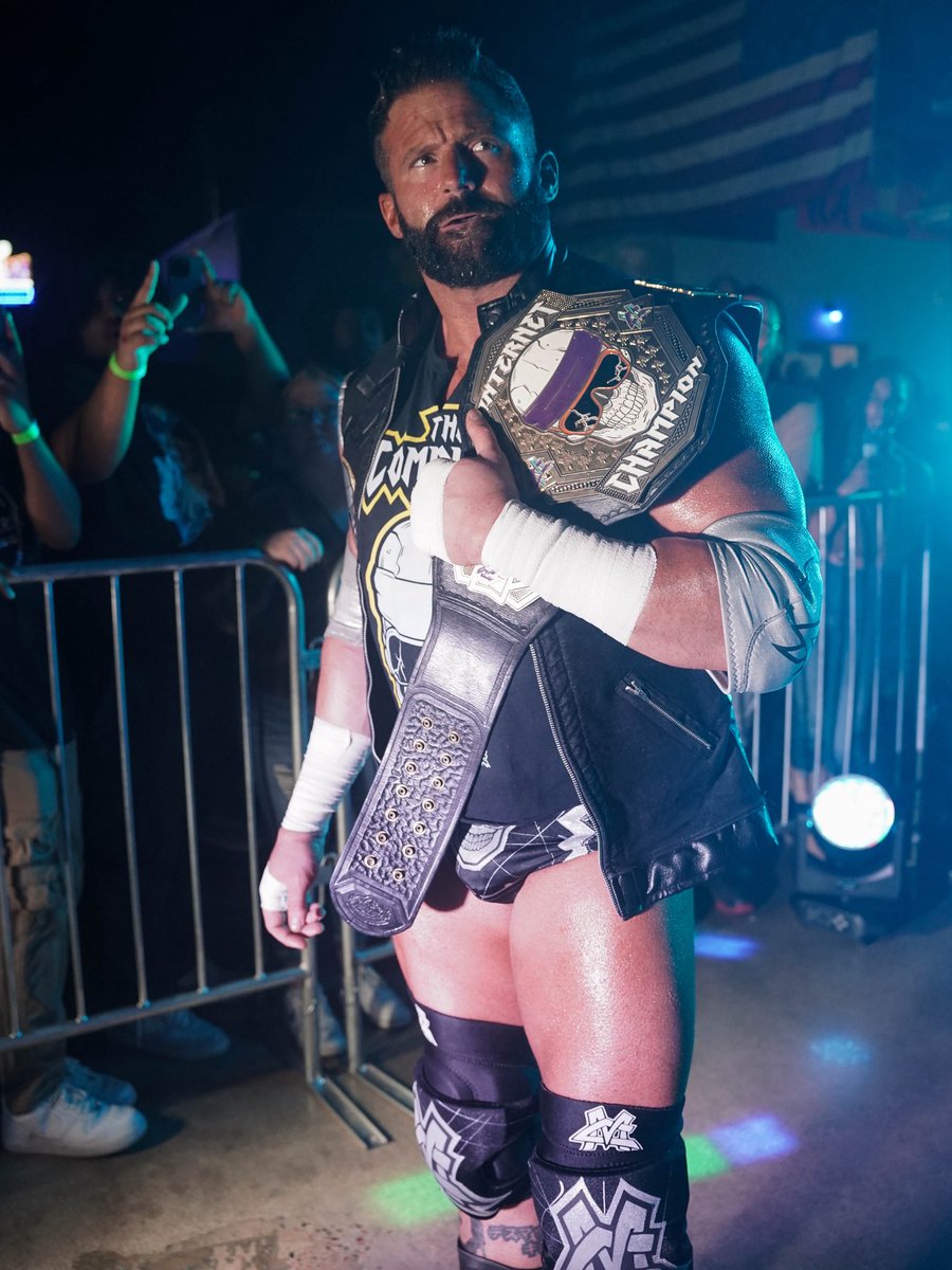 TheMattCardona's tweet image. PHOENIX SCREWJOB!

Last night I defeated @ChubbyDepp (fair and square) to become the NEW @prowrestlingaz Heavyweight Champion!

But my night was ruined! I was attacked from behind, hit with MY championship, was busted open, and was pinned in an impromptu match!!!

I WASN’T READY!…