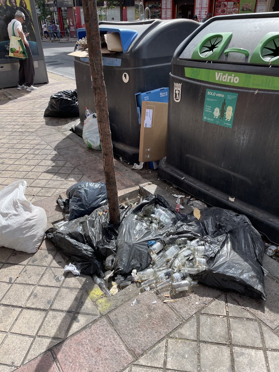Marcelo Usera,84. Vergonzoso vayas por donde vayas en Usera. ⁦<a href="/Lineamadrid/">Línea Madrid</a>⁩ ⁦<a href="/jmd_usera/">Distrito de Usera</a>⁩ ⁦<a href="/SoniaCQ/">Sonia Cea Quintana</a>⁩ ⁦<a href="/Mtnezparamo/">José A Mtnez Páramo</a>⁩ ⁦<a href="/policiademadrid/">Policía Municipal de Madrid</a>⁩ ⁦<a href="/AlmeidaPP_/">José Luis Martínez-Almeida</a>⁩