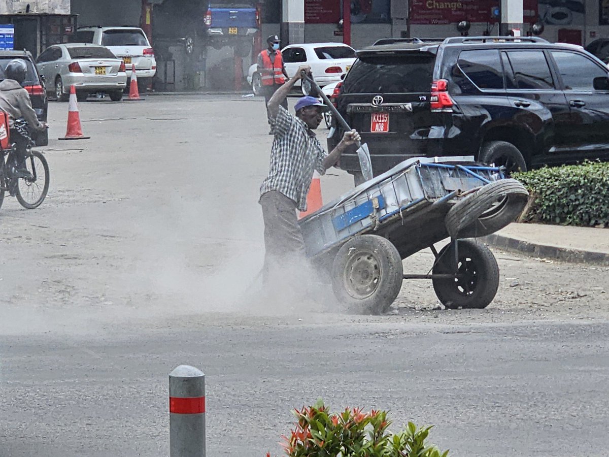Welcome to Nairobi. When the responsible parties are no where to be seen, the law is in the jungle. #@SakajaJohnson #NairobiCity #Kilimani