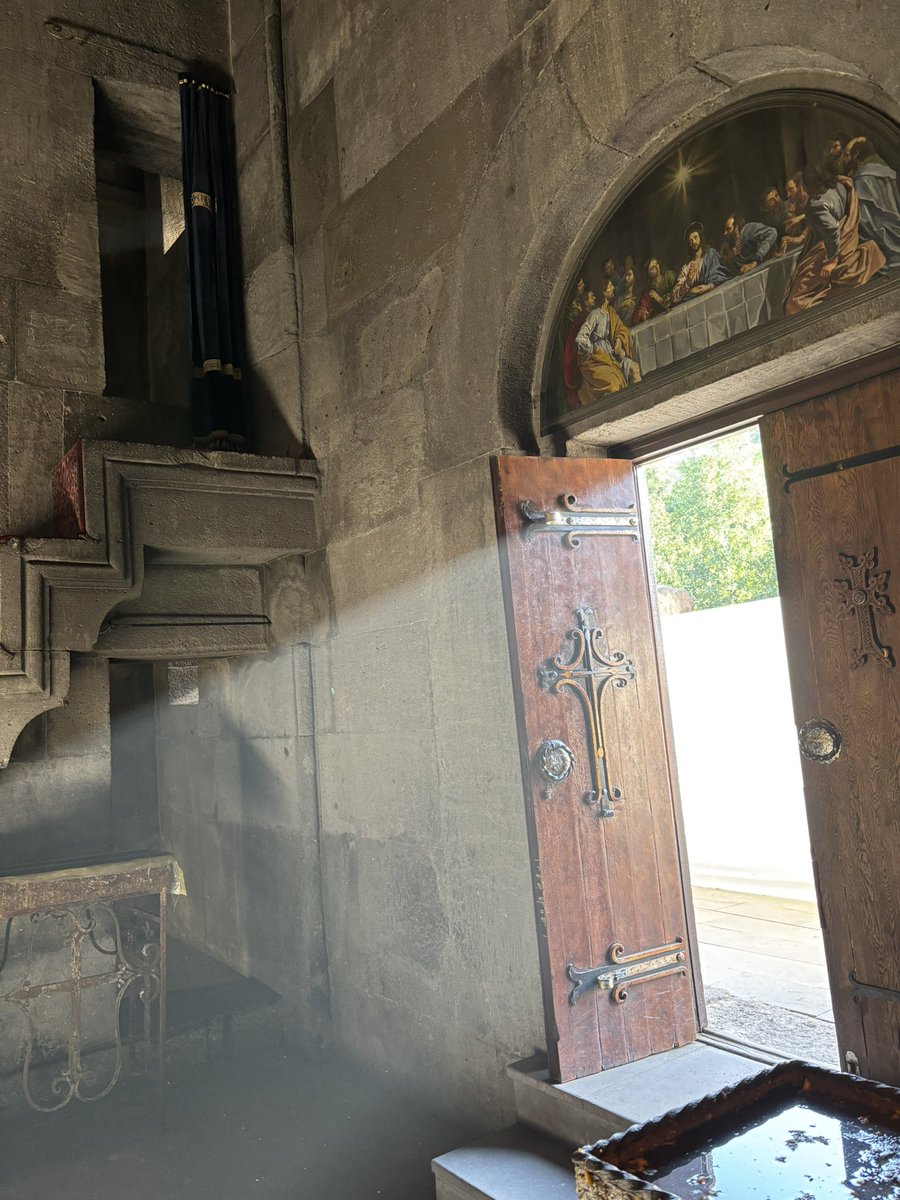 アルメニア教会の一番感動的なところ　→光の落ち方