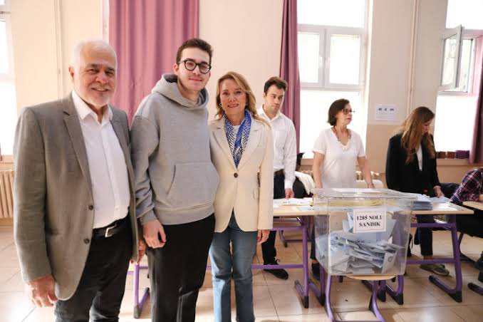 Yarından sonra Konak Belediyesi’ndeki doğrudan temin ve ihalelerdeki vurgunları açıklıyorum. Bi aile ve iki üç kişinin yaptığı işleri görünce mideniz bulanacak <a href="/nilufercmutlu/">Nilüfer Çınarlı Mutlu</a>