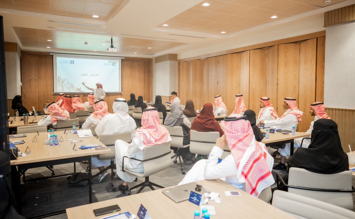 خُتم المجد بالدبلوماسية

على قدر الحلم تأتي العزائم وعلى قدر الهمة تكتب البدايات 
وفي يوم الجمعة، أسدلنا الستار على أول برنامج دبلوماسي بحضور أكثر من ٦٠ متدرب، ومتحدثين حضروا كأنهم فصول من كتاب الحكمة كل شخص يروي من تجربته معنى القيادة ومسؤولية الكلمة وهيبة الموقف

إلى كل من شارك