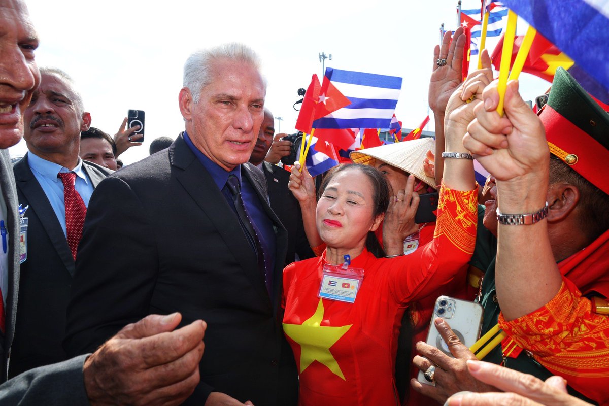 Presidencia Cuba
El presidente <a href="/DiazCanelB/">Miguel Díaz-Canel Bermúdez</a> llegó a Hanói, para participar en el acto conmemorativo por el 80 aniversario de la proclamación de la independencia y fundación de la entonces República Democrática de #Vietnam.
#YoSigoAMiPresidente
<a href="/DiazCanelB/">Miguel Díaz-Canel Bermúdez</a>