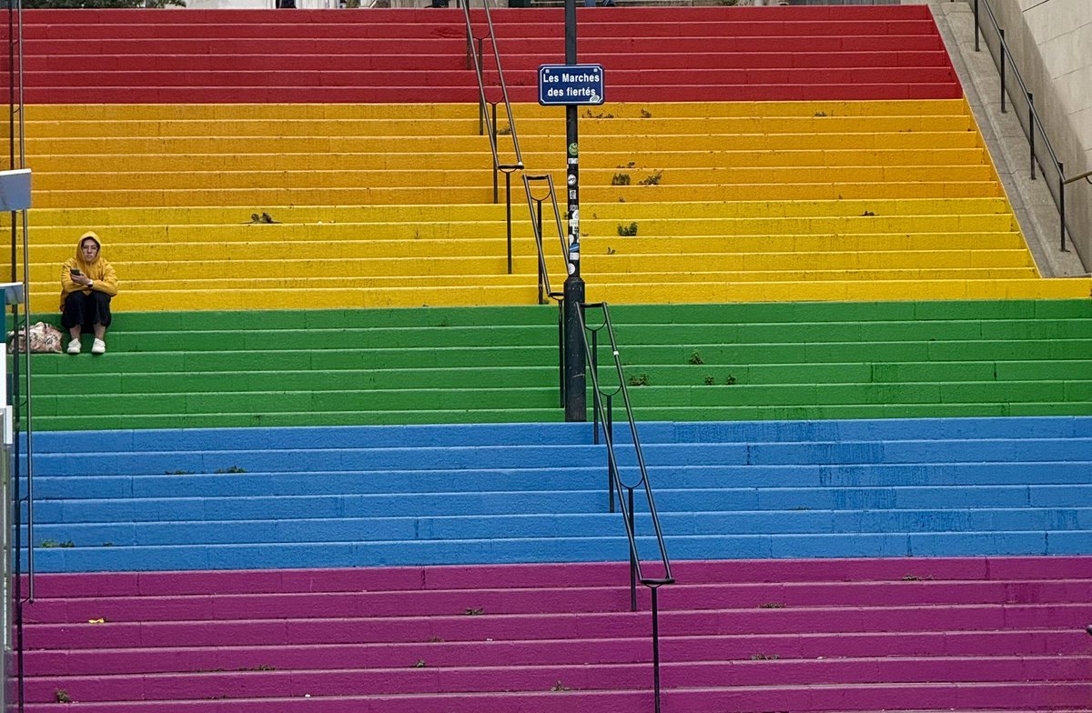 nabi_onandia's tweet image. 🌈 En un mundo lleno de colores, a veces nos sentamos en silencio, escondiendo los propios #Masking #Neurodivergencia