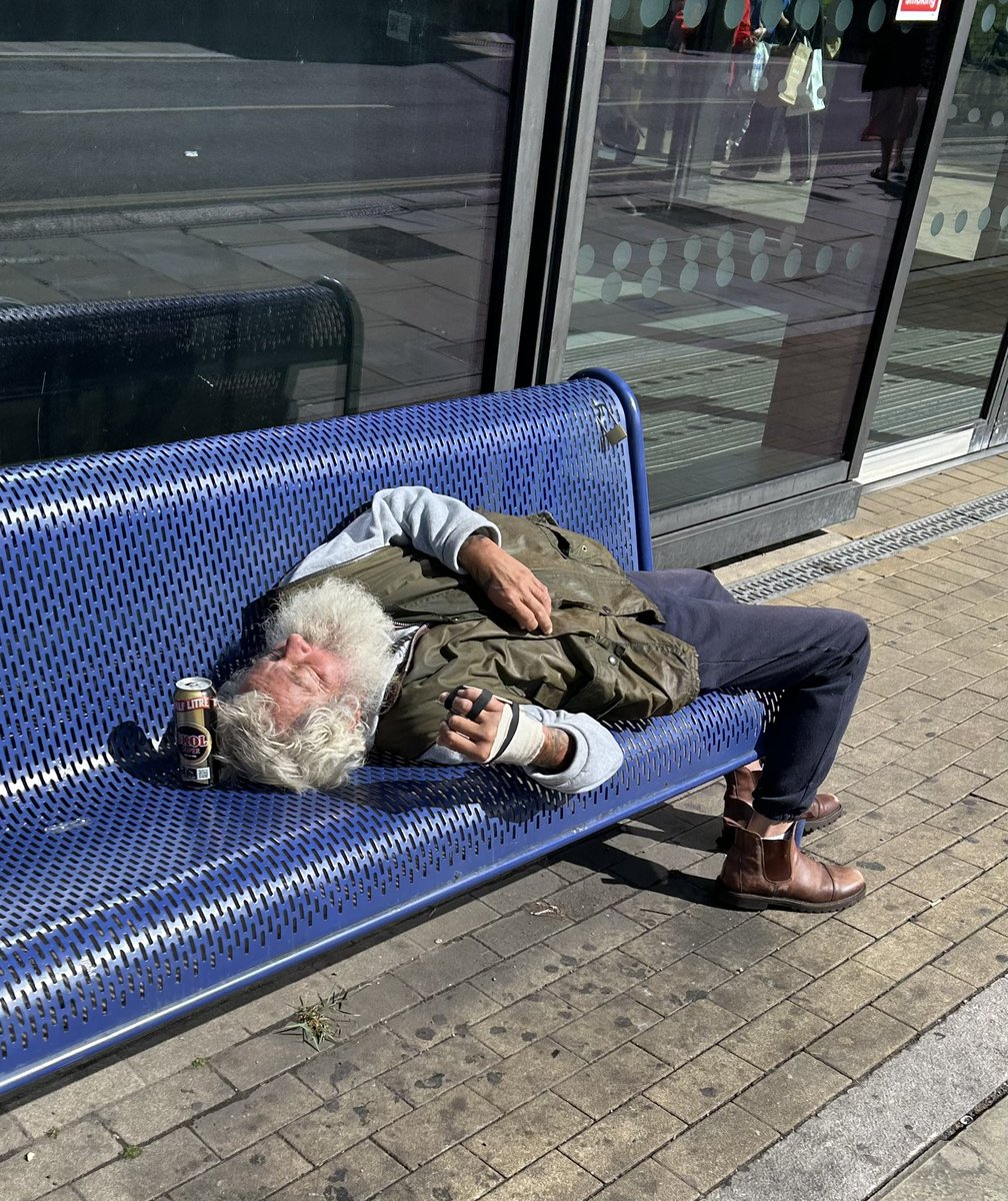 Santa’s pissed again 
#funny #santa #westhampstead #london #thameslink