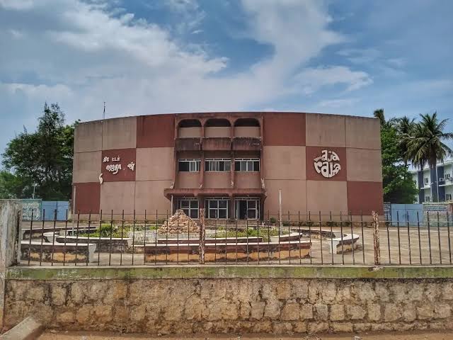 Thanjainperumai's tweet photo. Deltas biggest Theatre #Rajarajan is Renovated now at @Shreepathycinemas opening in Sep5th
#Screen1: #Chola🐯 4k with Dolbyatmos
#Screen2: #Pandiya🐬2k with Dolby.7.1
Biggest 🚗 car,Two wheeler 🏍️ Parking 🅿️
#madarasi movie 💥
#ShreepathyCinemas 💥 https://t.co/xlX21wbujb