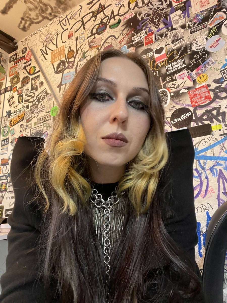 На бекстейджному в Іспанії 

За чотири дні та концерти ще більше відчула свою нордичність. Тут для мене повний хаос, надто гучно та спекотно 🫠

Але мати змогу грати концерти, ще й закордоном, насьогодні відчувається просто безцінним, тож проживаю кожну секунду.