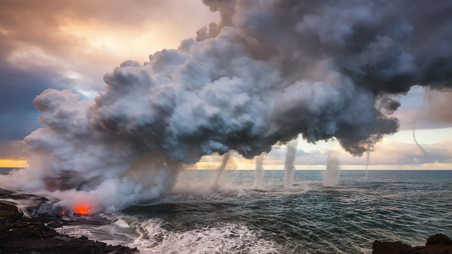 Lorsque la lave d'un volcan se déverse dans la mer, cela peut créer une succession de mini-tornades de vapeur, comme sur cette photo où l'on en voit 7 à la suite !

©Bruce Omori a capturé cette étonnante image au large des côtes d'Hawaï en 2009. 
snopes.com/fact-check/lav…