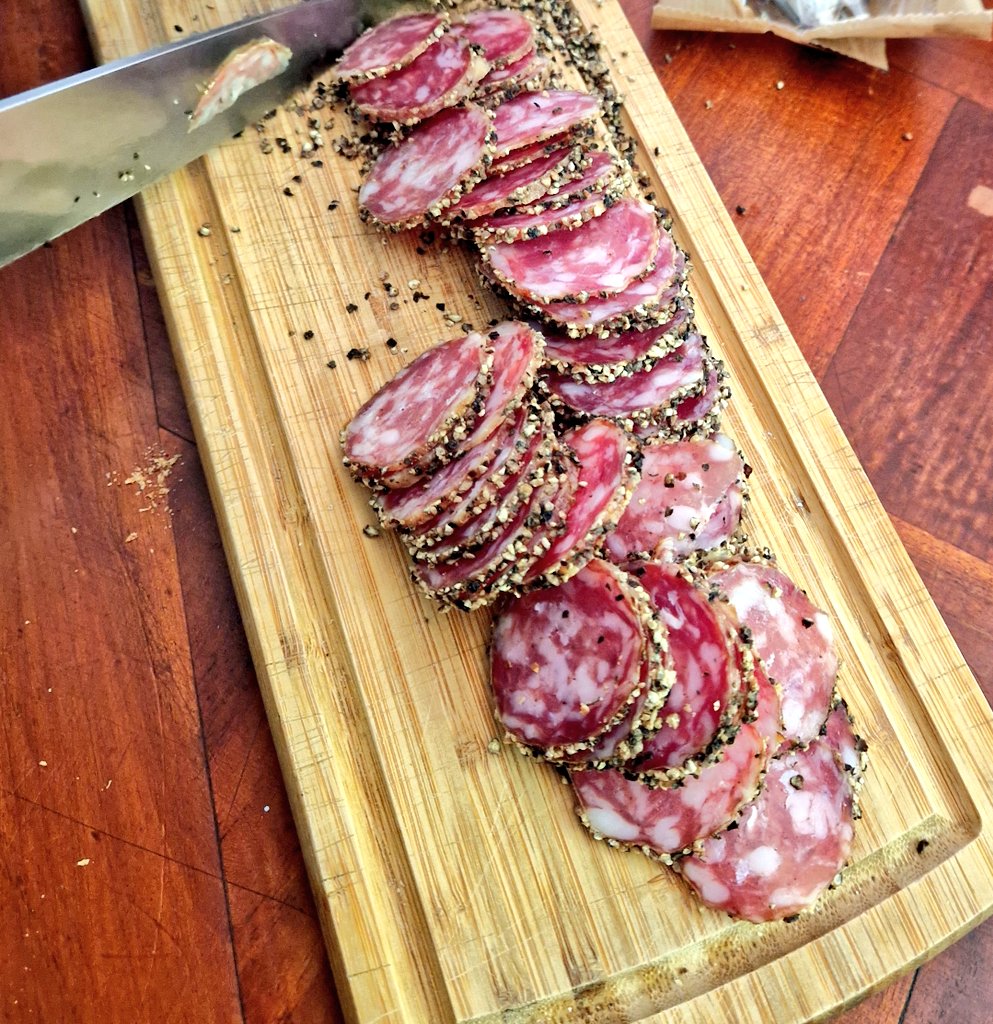 Des poivrons marinés maison, du bon vin et du saucisson 😊